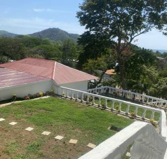 Propiedad con 4 casas y vista al mar ideal para Airbnb en Playas del Coco #25-672 GS