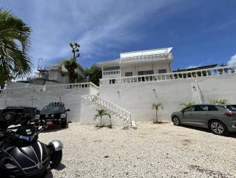 Propiedad con 4 casas y vista al mar ideal para Airbnb en Playas del Coco #25-672 GS