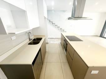 Venta de Casa moderna, Condominio Lindora 43, Santa Ana