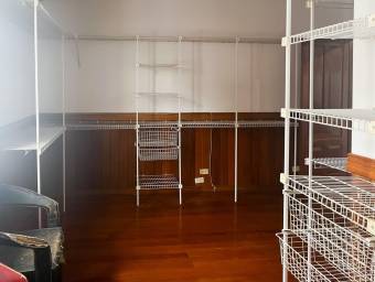 Se alquila casa con amplio patio en Carmen San José 26-1461