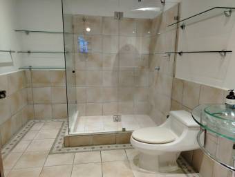 Se alquila casa con amplio patio en Carmen San José 26-1461