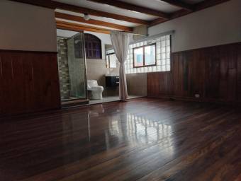 Se alquila casa con amplio patio en Carmen San José 26-1461