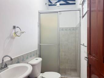 Se alquila casa con amplio patio en Carmen San José 26-1461