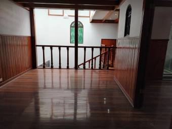 Se alquila casa con amplio patio en Carmen San José 26-1461