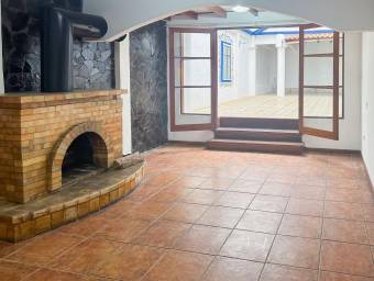 Se alquila casa con amplio patio en Carmen San José 26-1461