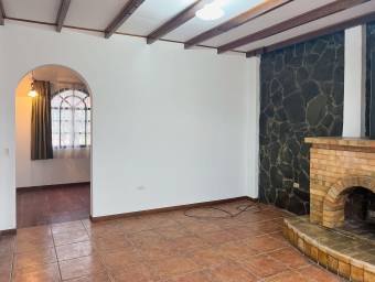 Se alquila casa con amplio patio en Carmen San José 26-1461