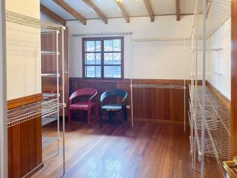 Se alquila casa con amplio patio en Carmen San José 26-1461