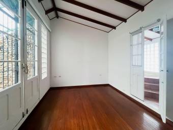 Se alquila casa con amplio patio en Carmen San José 26-1461