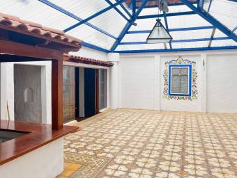 Se alquila casa con amplio patio en Carmen San José 26-1461