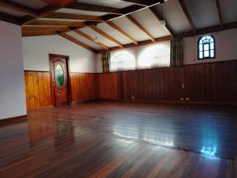 Se alquila casa con amplio patio en Carmen San José 26-1461