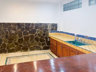 Se alquila casa con amplio patio en Carmen San José 26-1461