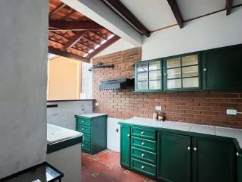 Se alquila casa con amplio patio en Carmen San José 26-1461