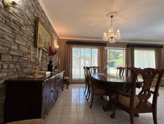 Se alquila casa con piscina privada en Mora San José 25-2050