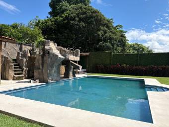Se alquila casa con piscina privada en Mora San José 25-2050