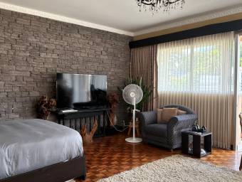 Se alquila casa con piscina privada en Mora San José 25-2050