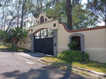 Se alquila casa con más de 2100m2 de lote en Santa Ana San José 26-607