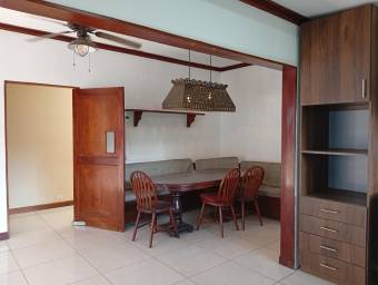 Se alquila casa con más de 2100m2 de lote en Santa Ana San José 26-607