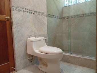 Se alquila casa con más de 2100m2 de lote en Santa Ana San José 26-607