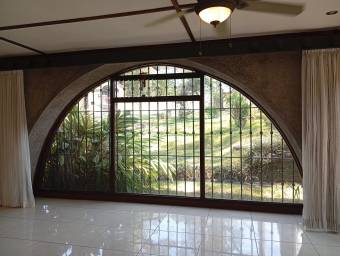 Se alquila casa con más de 2100m2 de lote en Santa Ana San José 26-607