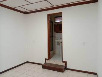 Se alquila casa con más de 2100m2 de lote en Santa Ana San José 26-607