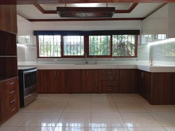 Se alquila casa con más de 2100m2 de lote en Santa Ana San José 26-607