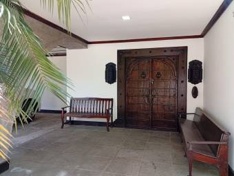 Se alquila casa con más de 2100m2 de lote en Santa Ana San José 26-607