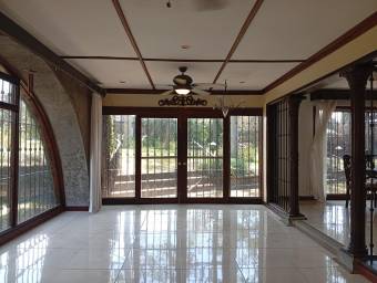 Se alquila casa con más de 2100m2 de lote en Santa Ana San José 26-607