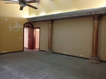 Se alquila casa con más de 2100m2 de lote en Santa Ana San José 26-607