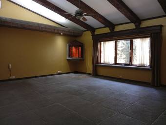 Se alquila casa con más de 2100m2 de lote en Santa Ana San José 26-607