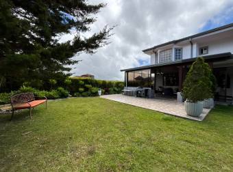 HOUSE FOR SALE IN LOMAS DEL ZURQUÍ RESIDENTIAL COMMUNITY, SAN ISIDRO, HEREDIA