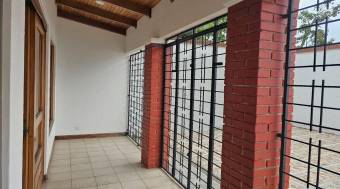 Se vende casa con patio en Granadilla Curridabat 26-1111