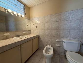 Se vende casa con amplio patio en Escazú San José 26-1594