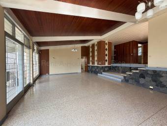 Se vende casa con amplio patio en Escazú San José 26-1594