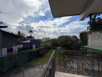 Se vende casa con amplio patio en Escazú San José 26-1594