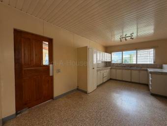 Se vende casa con amplio patio en Escazú San José 26-1594
