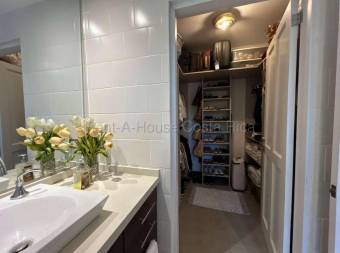 Apartamento tipo casa con terraza y naturaleza en exclusivo condominio Escazú 26-1519 GS