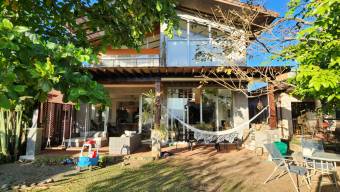 Propietario vende amplia casa de planta abierta en condominio con increíbles vistas