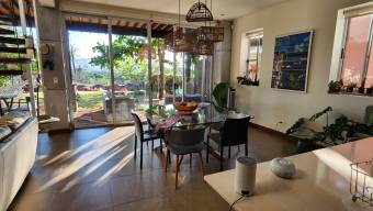 Propietario vende amplia casa de planta abierta en condominio con increíbles vistas