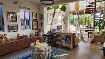 Propietario vende amplia casa de planta abierta en condominio con increíbles vistas