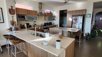 Propietario vende amplia casa de planta abierta en condominio con increíbles vistas