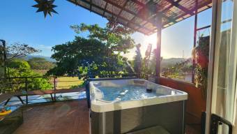 Propietario vende amplia casa de planta abierta en condominio con increíbles vistas