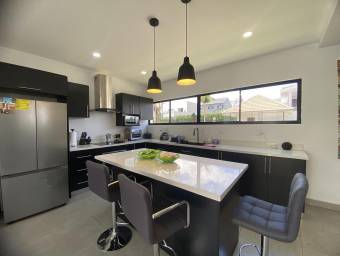 Casa moderna de lujo con jardín y parrillera en condominio #26-522 GS