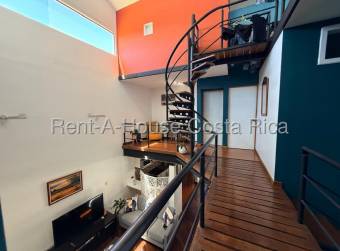 Casa amplia con mezzanine y potencial comercial en Anselmo Llorente #26-1440 GS