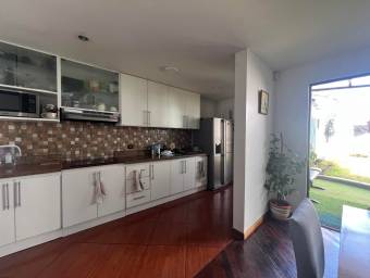 Casa amplia con mezzanine y potencial comercial en Anselmo Llorente #26-1440 GS