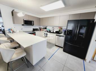 Venta de casa moderna en condominio Source Living, Guachipelin de Escazú