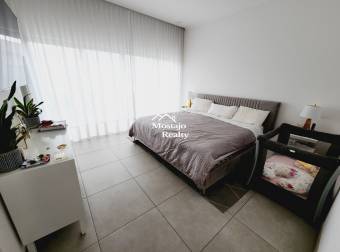 Venta de casa moderna en condominio Source Living, Guachipelin de Escazú