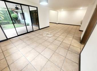 Venta de casa amplia, Condominio El Cortijo, San Rafael, Escazú