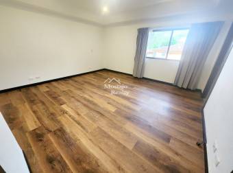 Venta de casa amplia, Condominio El Cortijo, San Rafael, Escazú