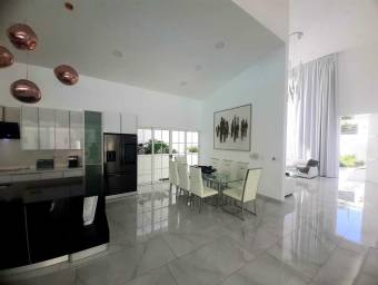 Venta de Impecable Casa a Estrenar en Escazú / Mls. 26-175 OFC JB