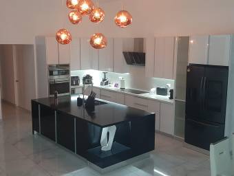 Venta de Impecable Casa a Estrenar en Escazú / Mls. 26-175 OFC JB